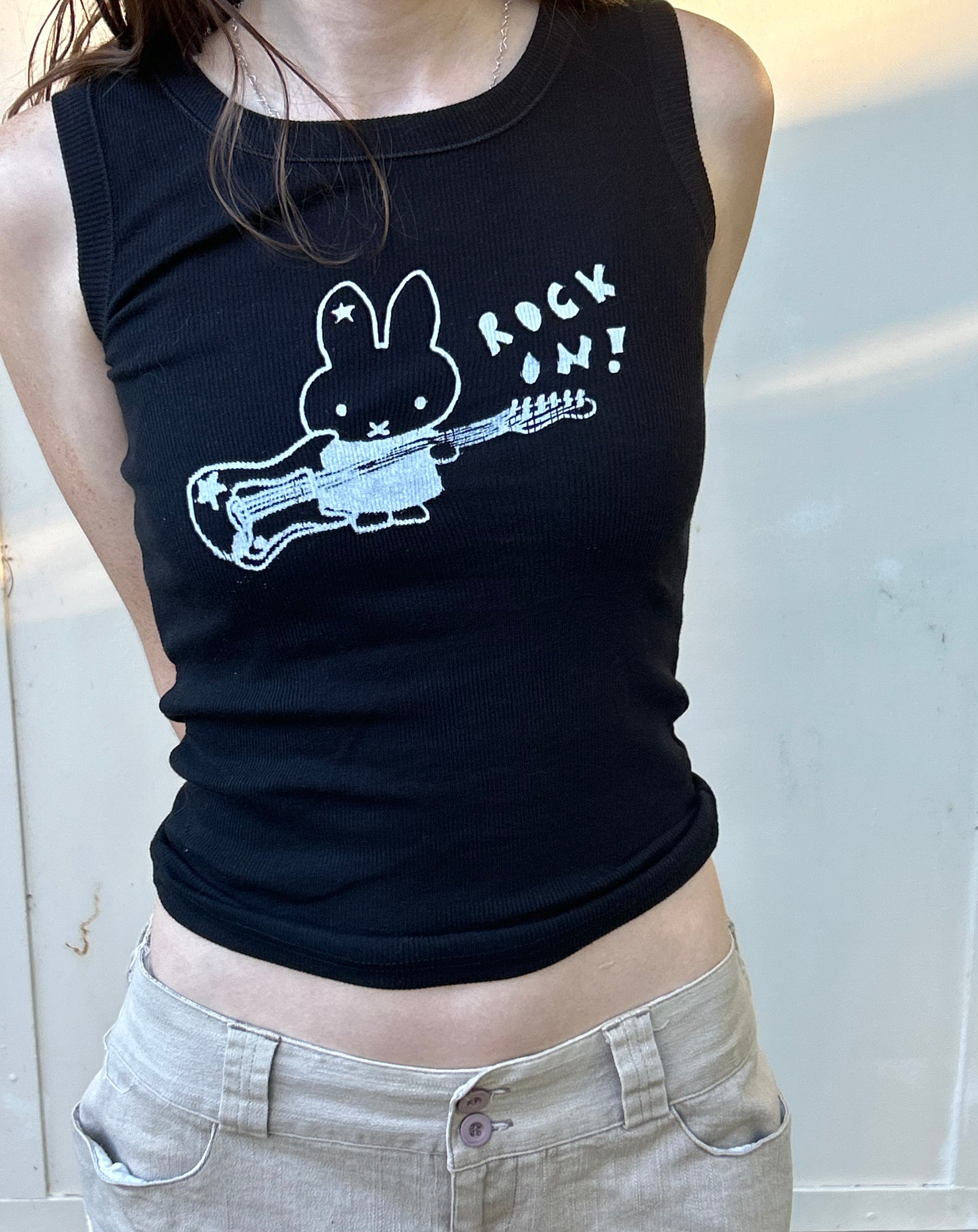 The rock miffy tank top in black